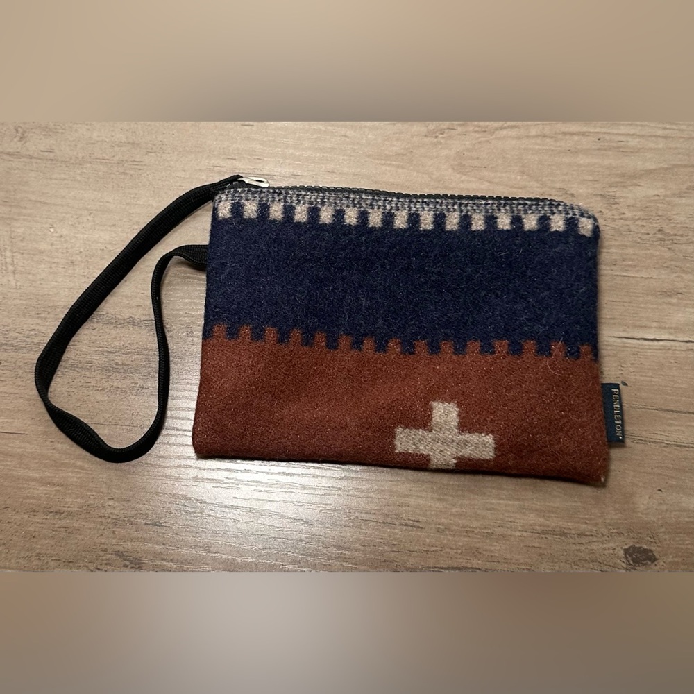 Pendleton Aztec‎ Southwestern Pattern Wool Zip Womens Wallet Pouch Wristlet.